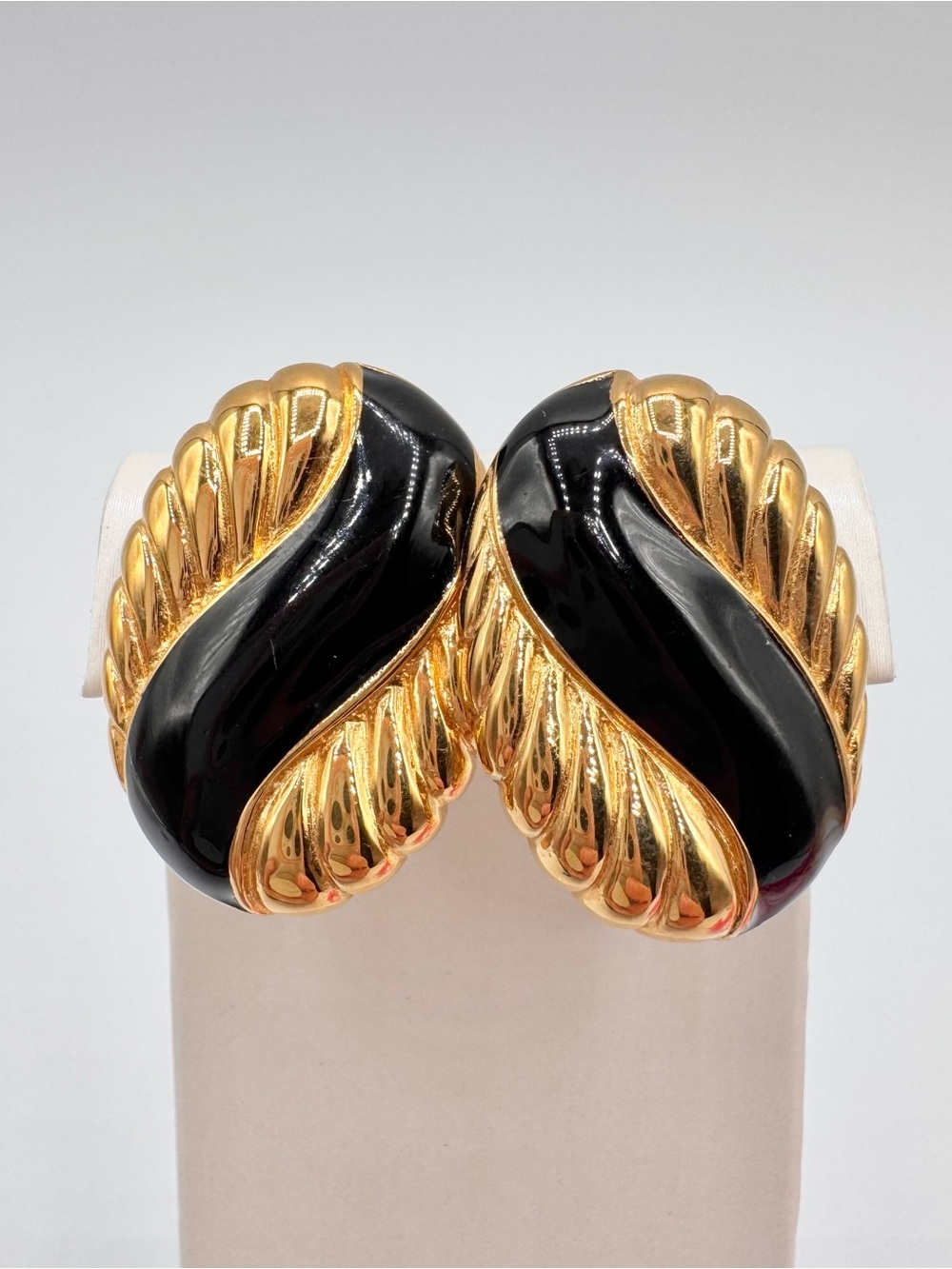 Vintage Monet Black Enamel Wave Gold Tone Earrings Oval Retro Chic Runway